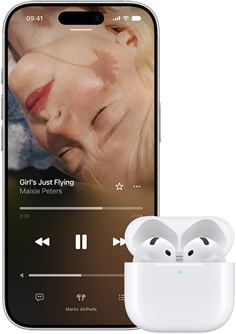 Ein iPhone neben AirPods im geöffneten Ladecase