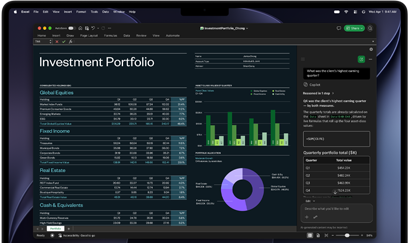 Ein MacBook Pro Display zeigt eine Excel Tabelle mit Daten zu einem Anlageportfolio, einem grünen Balkendiagramm, einem violetten Ringdiagramm und einer Copilot Seitenleiste mit Quartalssummen