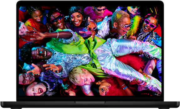 Ein MacBook Pro Display zeigt ein farbenfrohes Bild einer Person, die auf einer Party crowdsurft, und demonstriert das brillante Liquid Retina XDR Display