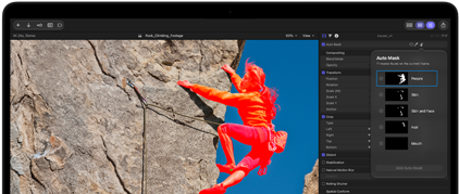 MacBook Pro, Final Cut Pro, Auto-Mask Panel, Kategorie Personen ausgewählt, weitere Kategorien: Haut, Haut und Gesicht, Haare, Mund, kletternde Person in Rottönen, die eine felsige Klippe gegen einen blauen Himmel erklimmt