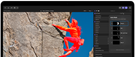 MacBook Pro, Final Cut Pro, Auto-Mask Panel, Kategorie Personen ausgewählt, weitere Kategorien: Haut, Haut und Gesicht, Haare, Mund, kletternde Person in Rottönen, die eine felsige Klippe gegen einen blauen Himmel erklimmt