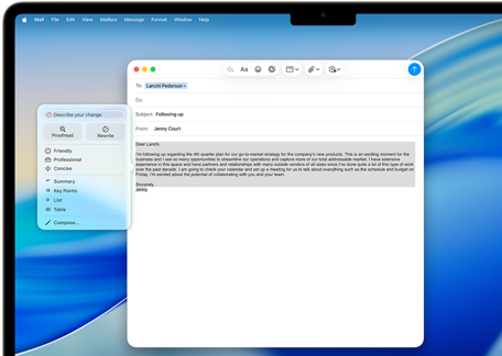 Ein MacBook Air Display zeigt, wie die Apple Intelligence Schreibtools eine E‑Mail verfassen